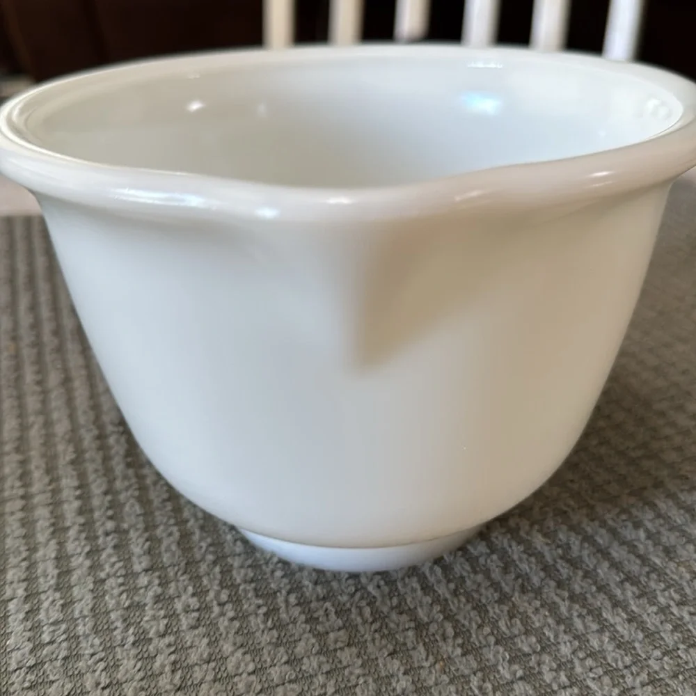 Vintage Hamilton‎ Beach Milk Glass Mixing Bowl Pour Spout Racine Wisconsin 7”